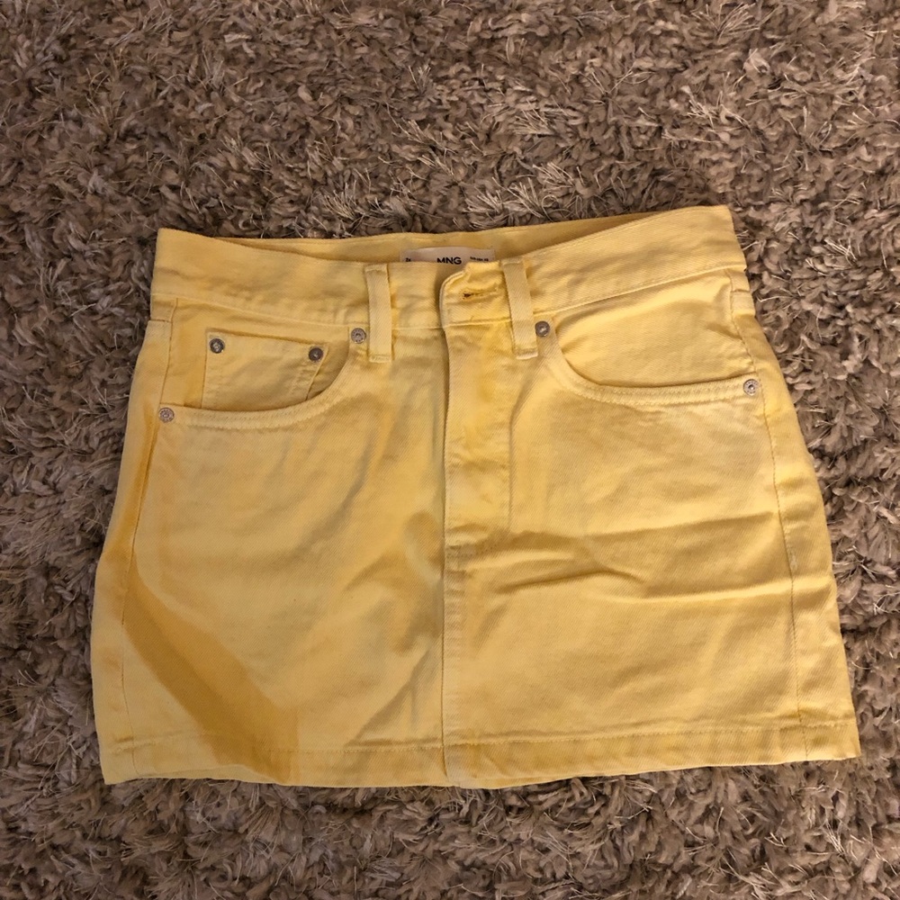 Yellow mini jean denim skirt from Mango!